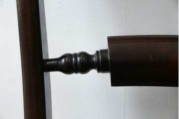 中古　美品　松本民芸家具　背貫のデザインが目を引くB型ワイコムチェア　定価約12万円相当　(R-084665)