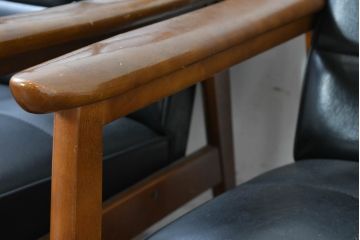 和製ビンテージ　美品　オールドカリモク　カリモク家具(karimoku)　合皮　上質なモダン空間を演出するKチェア2脚セット(1シーター、1人掛け、一人掛け、アームチェア、椅子、イス、ヴィンテージ、バラ売り可能)(R-084668)