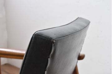 和製ビンテージ　美品　オールドカリモク　カリモク家具(karimoku)　合皮　上質なモダン空間を演出するKチェア2脚セット(1シーター、1人掛け、一人掛け、アームチェア、椅子、イス、ヴィンテージ、バラ売り可能)(R-084668)