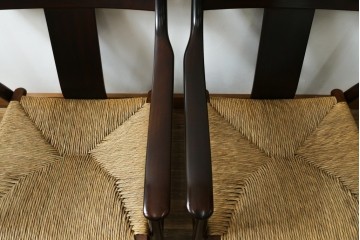 中古　美品　松本民芸家具　#77型曲肘付きイス　ラッシ座(ガマ座)がお洒落な曲肘イス2脚　定価(2脚合計)約55万円　(R-084671)