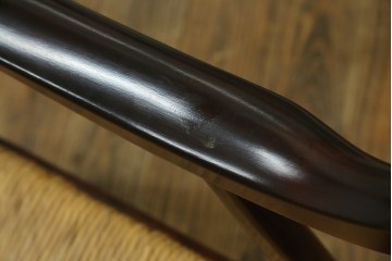 中古　美品　松本民芸家具　#77型曲肘付きイス　ラッシ座(ガマ座)がお洒落な曲肘イス2脚　定価(2脚合計)約55万円　(R-084671)