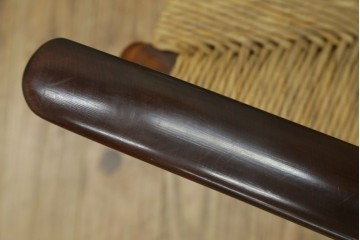 中古　美品　松本民芸家具　#77型曲肘付きイス　ラッシ座(ガマ座)がお洒落な曲肘イス2脚　定価(2脚合計)約55万円　(R-084671)