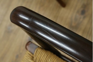 中古　美品　松本民芸家具　#77型曲肘付きイス　ラッシ座(ガマ座)がお洒落な曲肘イス2脚　定価(2脚合計)約55万円　(R-084671)
