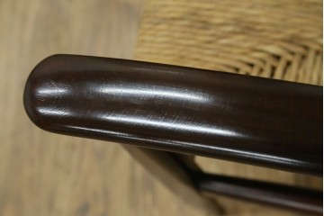 中古　美品　松本民芸家具　#77型曲肘付きイス　ラッシ座(ガマ座)がお洒落な曲肘イス2脚　定価(2脚合計)約55万円　(R-084671)