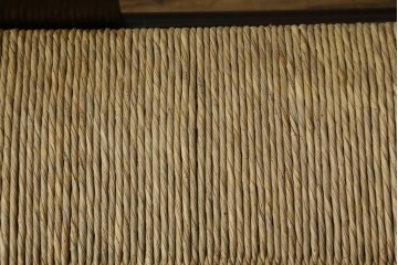 中古　松本民芸家具　#77型　ラッシ座(ガマ座)　和モダンな雰囲気を醸し出す3人掛け曲肘イス　定価約45万円　(R-084672)