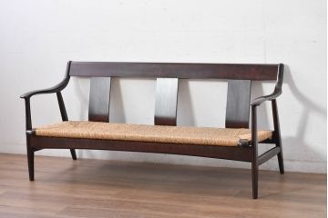 中古　松本民芸家具　#77型　ラッシ座(ガマ座)　和モダンな雰囲気を醸し出す3人掛け曲肘イス(定価約45万円)(アームベンチ、ラッシチェア、3P、三人掛け、椅子、ソファ)(R-084672)