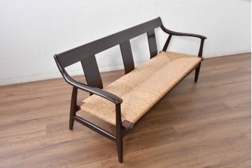 中古　松本民芸家具　#77型　ラッシ座(ガマ座)　和モダンな雰囲気を醸し出す3人掛け曲肘イス(定価約45万円)(アームベンチ、ラッシチェア、3P、三人掛け、椅子、ソファ)(R-084672)