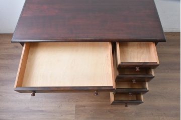 中古　美品!!　松本民芸家具　T型片袖机　美しい木目とクラシカルな佇まいが魅力的なデスク　定価約42万円相当　(R-084676)