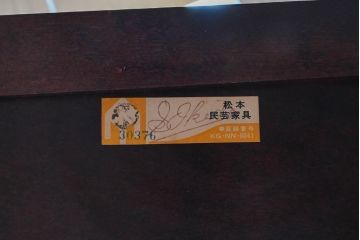 中古　美品!!　松本民芸家具　T型片袖机　美しい木目とクラシカルな佇まいが魅力的なデスク　定価約42万円相当　(R-084676)