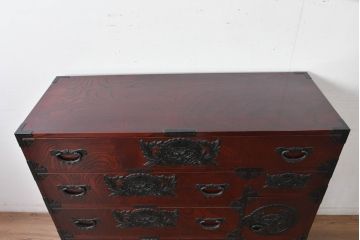 中古　美品　仙台民芸箪笥　欅産業　漆塗り　立派な杢目と牡丹があしらわれた装飾金具が美しい仙台箪笥　定価約60万円相当　(R-084679)