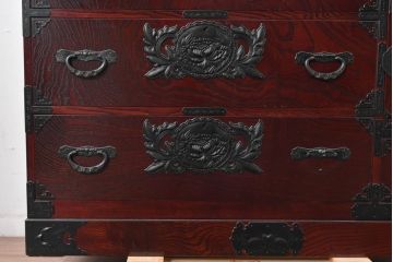 中古　美品　仙台民芸箪笥　欅産業　漆塗り　立派な杢目と牡丹があしらわれた装飾金具が美しい仙台箪笥　定価約60万円相当　(R-084679)
