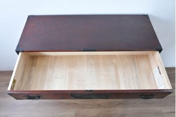 中古　美品　仙台民芸箪笥　欅産業　漆塗り　立派な杢目と牡丹があしらわれた装飾金具が美しい仙台箪笥　定価約60万円相当　(R-084679)