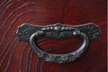 中古　美品　仙台民芸箪笥　欅産業　漆塗り　立派な杢目と牡丹があしらわれた装飾金具が美しい仙台箪笥　定価約60万円相当　(R-084679)