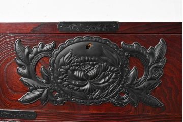 中古　美品　仙台民芸箪笥　欅産業　漆塗り　立派な杢目と牡丹があしらわれた装飾金具が美しい仙台箪笥　定価約60万円相当　(R-084679)