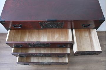 中古　美品　仙台民芸箪笥　欅産業　漆塗り　立派な杢目と牡丹があしらわれた装飾金具が美しい仙台箪笥　定価約60万円相当　(R-084679)