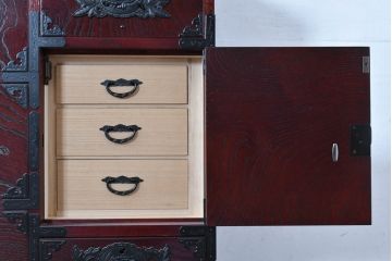 中古　美品　仙台民芸箪笥　欅産業　漆塗り　立派な杢目と牡丹があしらわれた装飾金具が美しい仙台箪笥　定価約60万円相当　(R-084679)