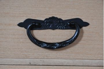 中古　美品　仙台民芸箪笥　欅産業　漆塗り　立派な杢目と牡丹があしらわれた装飾金具が美しい仙台箪笥　定価約60万円相当　(R-084679)