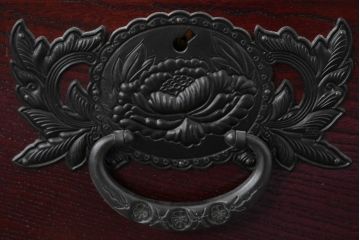 中古　美品　仙台民芸箪笥　欅産業　漆塗り　立派な杢目と牡丹があしらわれた装飾金具が美しい仙台箪笥　定価約60万円相当　(R-084679)