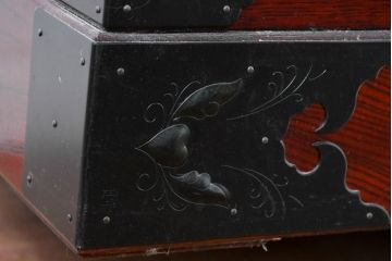 中古　美品　仙台民芸箪笥　欅産業　漆塗り　立派な杢目と牡丹があしらわれた装飾金具が美しい仙台箪笥　定価約60万円相当　(R-084679)