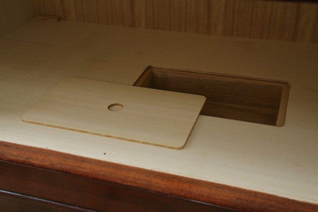 中古　仙台民芸箪笥　欅産業　漆塗り　立派な杢目と牡丹があしらわれた装飾金具が美しい仙台箪笥　定価約60万円相当　(R-084679)