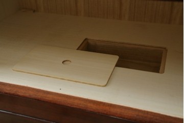 中古　仙台民芸箪笥　欅産業　漆塗り　立派な杢目と牡丹があしらわれた装飾金具が美しい仙台箪笥　定価約60万円相当　(R-084679)