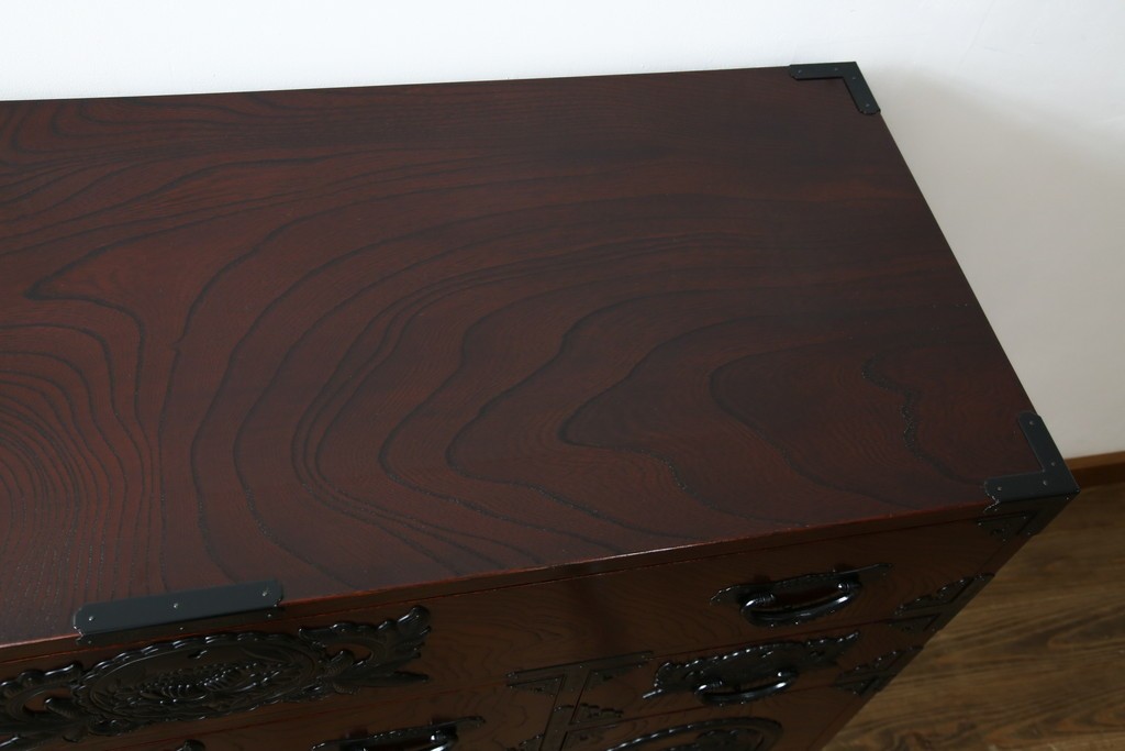 中古　仙台民芸箪笥　欅産業　漆塗り　立派な杢目と牡丹があしらわれた装飾金具が美しい仙台箪笥　定価約60万円相当　(R-084679)