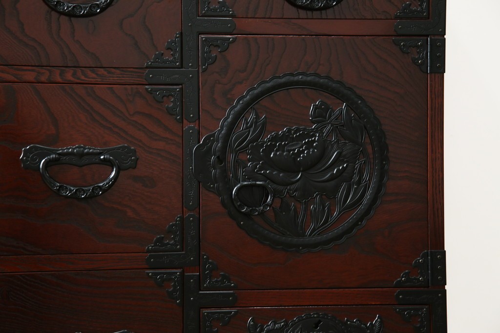 中古　仙台民芸箪笥　欅産業　漆塗り　立派な杢目と牡丹があしらわれた装飾金具が美しい仙台箪笥　定価約60万円相当　(R-084679)