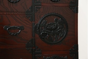 中古　仙台民芸箪笥　欅産業　漆塗り　立派な杢目と牡丹があしらわれた装飾金具が美しい仙台箪笥　定価約60万円相当　(R-084679)