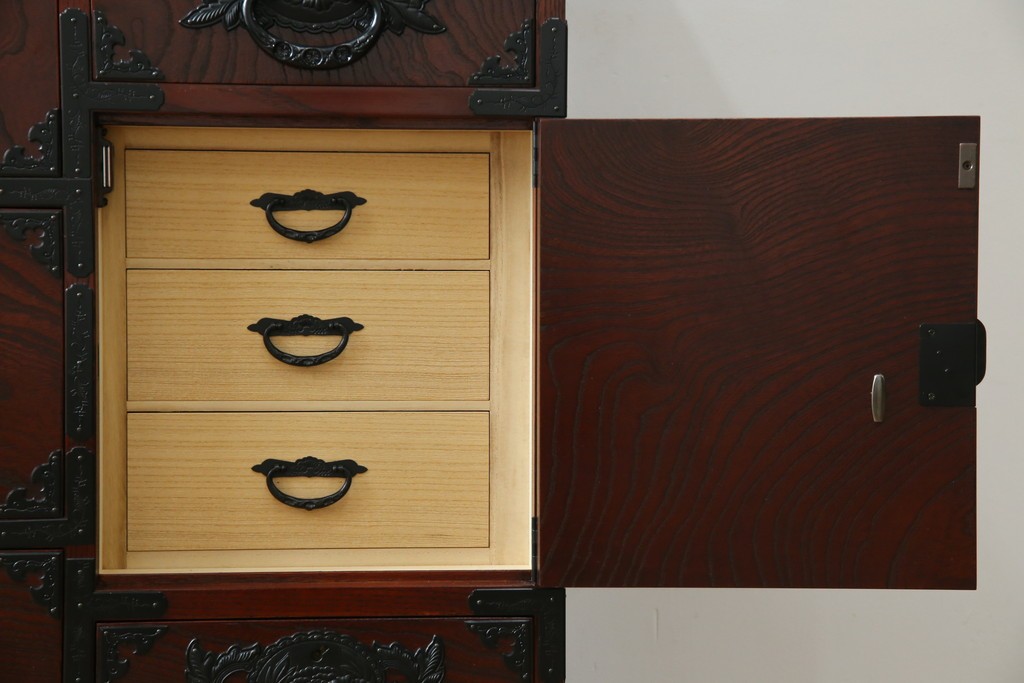 中古　仙台民芸箪笥　欅産業　漆塗り　立派な杢目と牡丹があしらわれた装飾金具が美しい仙台箪笥　定価約60万円相当　(R-084679)