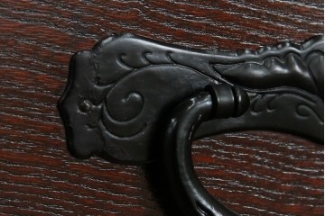 中古　仙台民芸箪笥　欅産業　漆塗り　立派な杢目と牡丹があしらわれた装飾金具が美しい仙台箪笥　定価約60万円相当　(R-084679)