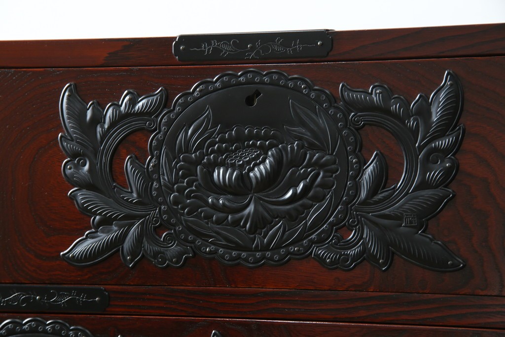 中古　仙台民芸箪笥　欅産業　漆塗り　立派な杢目と牡丹があしらわれた装飾金具が美しい仙台箪笥　定価約60万円相当　(R-084679)