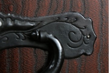 中古　仙台民芸箪笥　欅産業　漆塗り　立派な杢目と牡丹があしらわれた装飾金具が美しい仙台箪笥　定価約60万円相当　(R-084679)