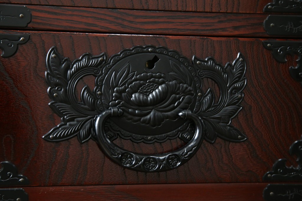 中古　仙台民芸箪笥　欅産業　漆塗り　立派な杢目と牡丹があしらわれた装飾金具が美しい仙台箪笥　定価約60万円相当　(R-084679)