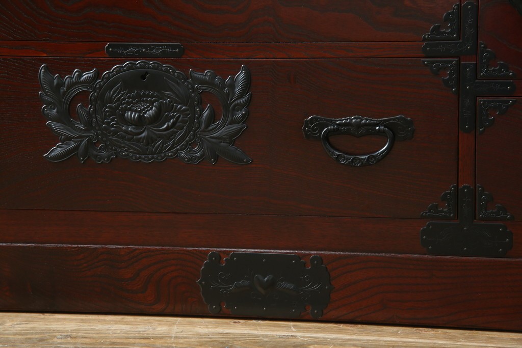 中古　仙台民芸箪笥　欅産業　漆塗り　立派な杢目と牡丹があしらわれた装飾金具が美しい仙台箪笥　定価約60万円相当　(R-084679)
