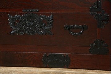中古　仙台民芸箪笥　欅産業　漆塗り　立派な杢目と牡丹があしらわれた装飾金具が美しい仙台箪笥　定価約60万円相当　(R-084679)