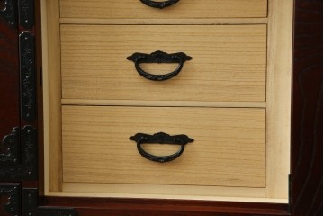 中古　仙台民芸箪笥　欅産業　漆塗り　立派な杢目と牡丹があしらわれた装飾金具が美しい仙台箪笥　定価約60万円相当　(R-084679)