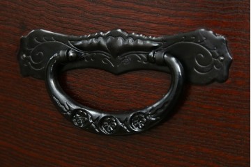 中古　仙台民芸箪笥　欅産業　漆塗り　立派な杢目と牡丹があしらわれた装飾金具が美しい仙台箪笥　定価約60万円相当　(R-084679)