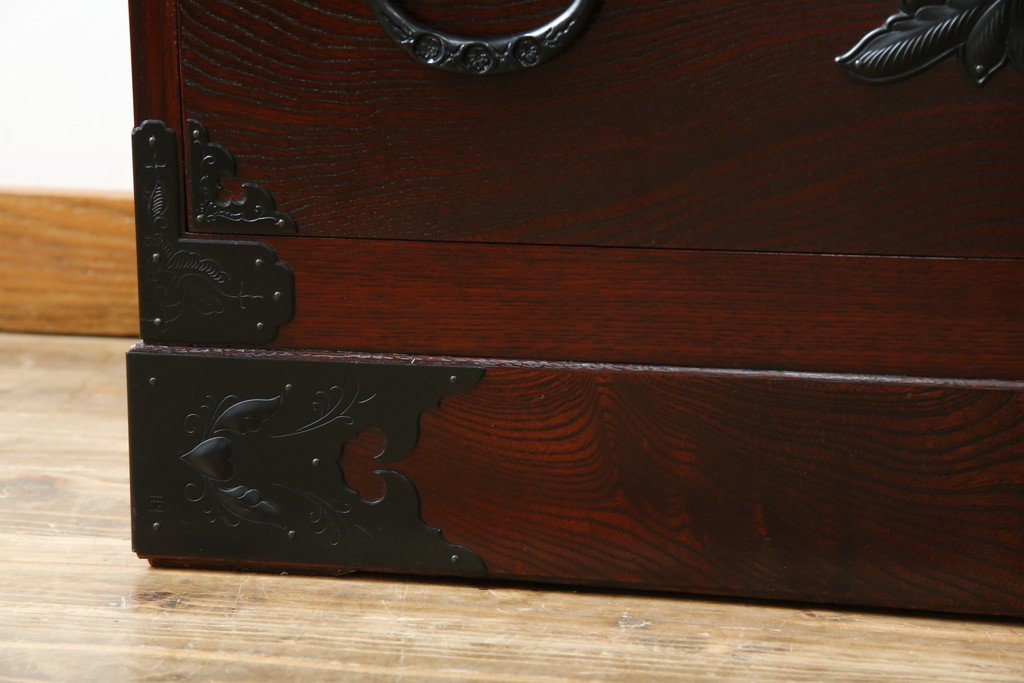 中古　仙台民芸箪笥　欅産業　漆塗り　立派な杢目と牡丹があしらわれた装飾金具が美しい仙台箪笥　定価約60万円相当　(R-084679)