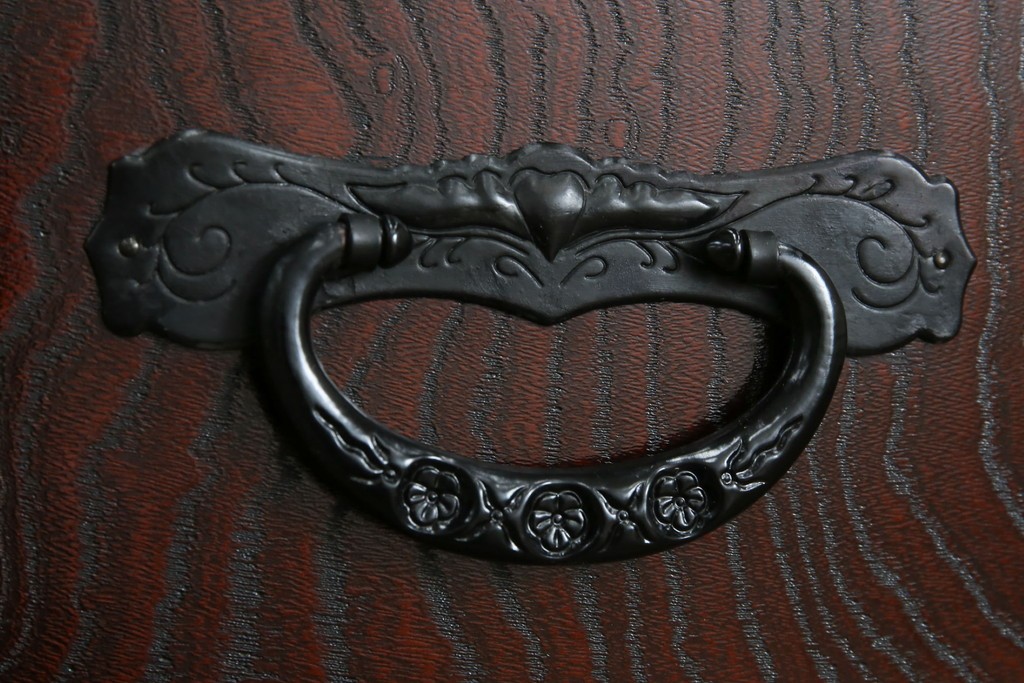 中古　仙台民芸箪笥　欅産業　漆塗り　立派な杢目と牡丹があしらわれた装飾金具が美しい仙台箪笥　定価約60万円相当　(R-084679)