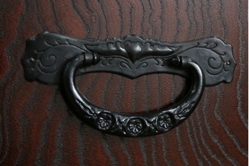 中古　仙台民芸箪笥　欅産業　漆塗り　立派な杢目と牡丹があしらわれた装飾金具が美しい仙台箪笥　定価約60万円相当　(R-084679)