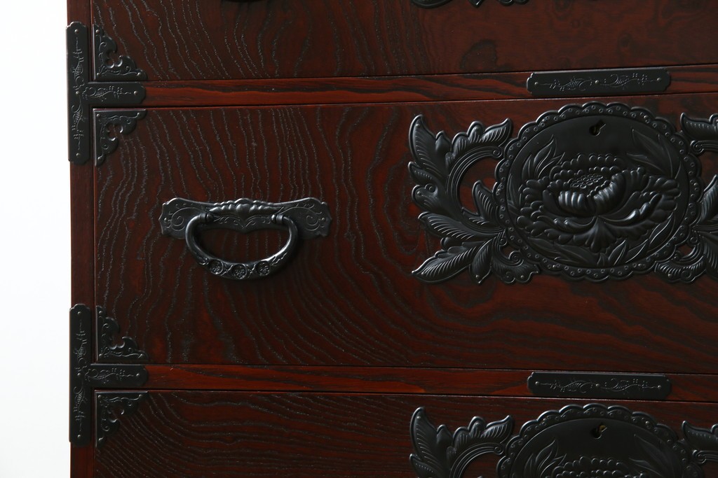 中古　仙台民芸箪笥　欅産業　漆塗り　立派な杢目と牡丹があしらわれた装飾金具が美しい仙台箪笥　定価約60万円相当　(R-084679)