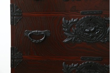 中古　仙台民芸箪笥　欅産業　漆塗り　立派な杢目と牡丹があしらわれた装飾金具が美しい仙台箪笥　定価約60万円相当　(R-084679)