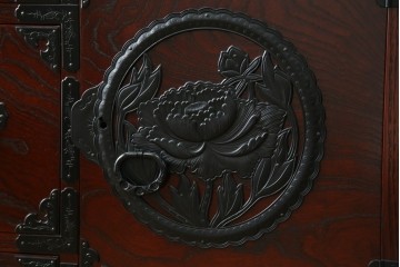 中古　仙台民芸箪笥　欅産業　漆塗り　立派な杢目と牡丹があしらわれた装飾金具が美しい仙台箪笥　定価約60万円相当　(R-084679)