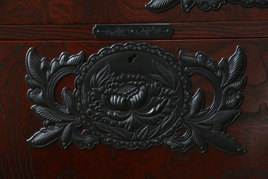 中古　仙台民芸箪笥　欅産業　漆塗り　立派な杢目と牡丹があしらわれた装飾金具が美しい仙台箪笥　定価約60万円相当　(R-084679)
