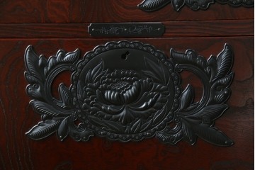 中古　仙台民芸箪笥　欅産業　漆塗り　立派な杢目と牡丹があしらわれた装飾金具が美しい仙台箪笥　定価約60万円相当　(R-084679)