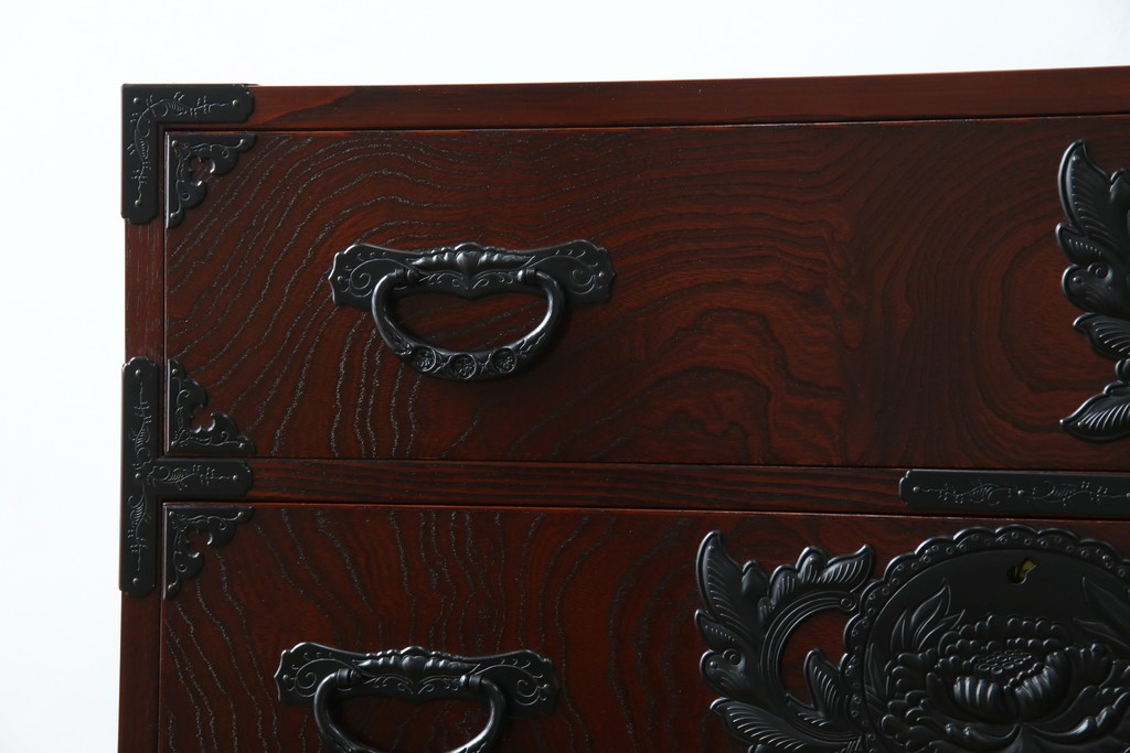 中古　仙台民芸箪笥　欅産業　漆塗り　立派な杢目と牡丹があしらわれた装飾金具が美しい仙台箪笥　定価約60万円相当　(R-084679)
