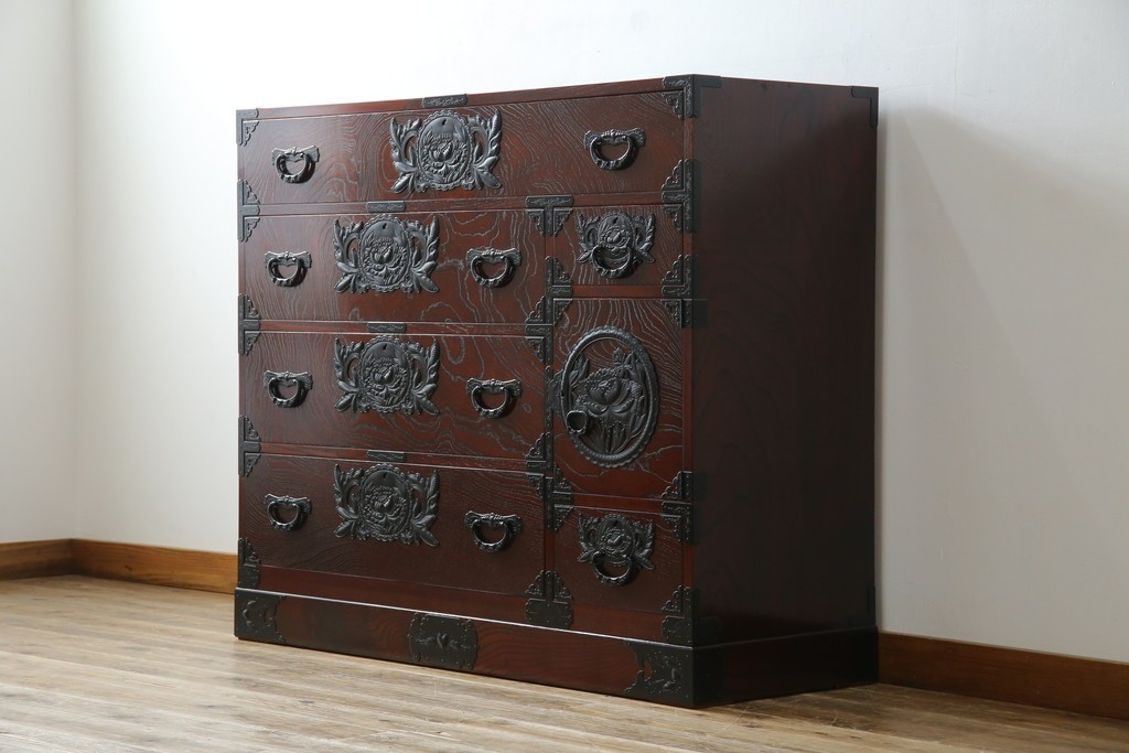 中古　仙台民芸箪笥　欅産業　漆塗り　立派な杢目と牡丹があしらわれた装飾金具が美しい仙台箪笥　定価約60万円相当　(R-084679)