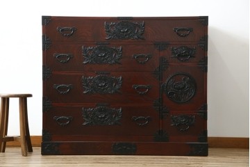 中古　仙台民芸箪笥　欅産業　漆塗り　立派な杢目と牡丹があしらわれた装飾金具が美しい仙台箪笥　定価約60万円相当　(R-084679)