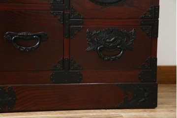 中古　仙台民芸箪笥　欅産業　漆塗り　立派な杢目と牡丹があしらわれた装飾金具が美しい仙台箪笥　定価約60万円相当　(R-084679)