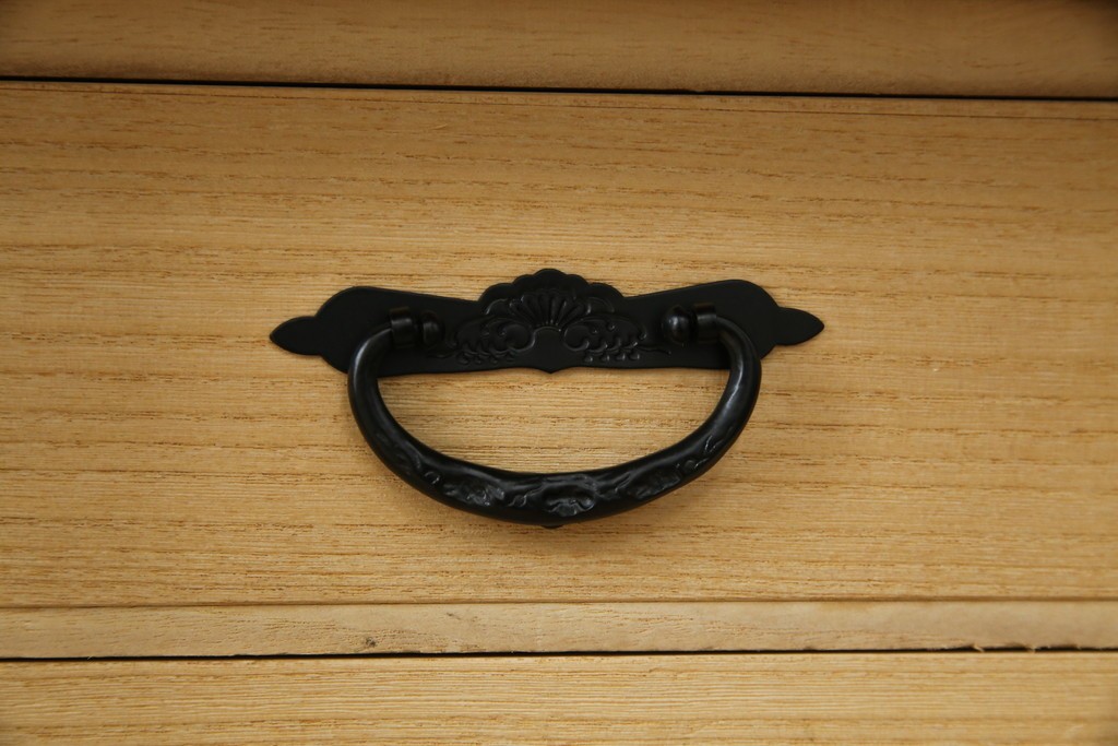 中古　仙台民芸箪笥　欅産業　漆塗り　立派な杢目と牡丹があしらわれた装飾金具が美しい仙台箪笥　定価約60万円相当　(R-084679)